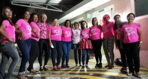 Mulheres pedalam contra o câncer de mama